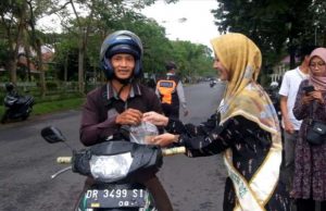 PWLT-Duta Lingkungan NTB Berbagi Takjil. Sasar Para Pengendara