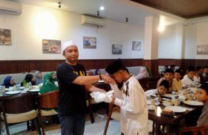 Pojok NTB Bagikan 500 Paket Sarung dan santunan Ke Yatim, Janda dan Fakir Miskin