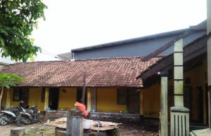 Duuh…Asrama Mahasiswa Loteng di Mataram Hampir Rubuh