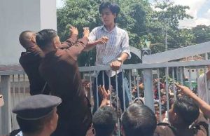 Demo Kasus Fihir, Mahasiswa di DPRD NTB Nyaris Bentrok