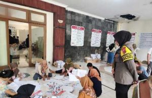 Polisi Pelototi Pelipatan Surat Suara Pemilu di Lombok Tengah