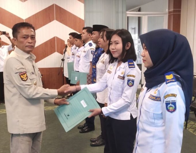 Bupati Lombok Tengah Melantik 7 ASN Lulusan Politeknik Transportasi Darat Indonesia
