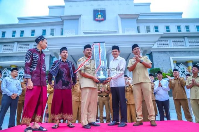 Wakil Bupati Lombok Tengah Terima Piala Juara Umum MTQ ke-30 NTB