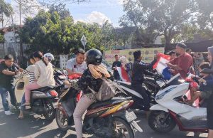 PWLT Sambut HUT RI ke-79 dengan Membagikan Ratusan Bendera Merah Putih di Praya