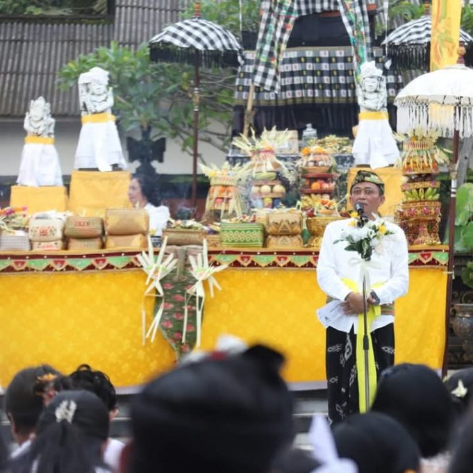 Bupati Lombok Tengah Hadiri Pujawali di Pura Prajahita Praya, Tegaskan Dukungan terhadap Keberagaman