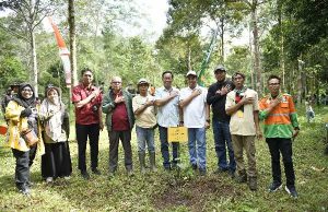 Bank NTB Syariah Tanam Ribuan Pohon dan Luncurkan Proklim Mart di Joben Lestari