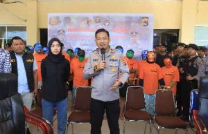 Ungkap Kasus Tengah Tahun, Polres Loteng Hadirkan Tersangka Bertopeng