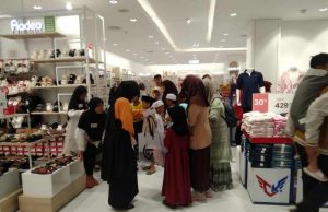 Program Berbagi, Sekolah Abata Lombok Ajak Anak Yatim Belanja Baju Baru