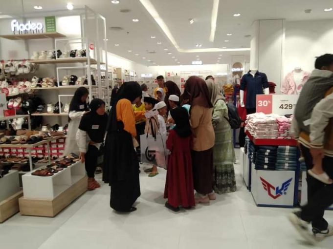 Program Berbagi, Sekolah Abata Lombok Ajak Anak Yatim Belanja Baju Baru