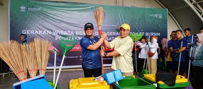 Poltekpar Lombok Gelar Gerakan Wisata Bersih dan Toilet Bersih di Pantai Loang Baloq
