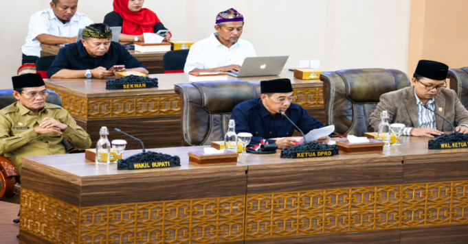 DPRD Lombok Tengah Sampaikan Pemandangan Umum Fraksi atas Raperda Pertanggungjawaban APBD 2025