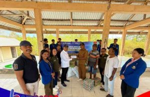 Hari Kedua Peduli Gempa NTT, Warmadewa bersama Mahasiswa KKN Salurkan Bantuan di Desa Macang Tanggar