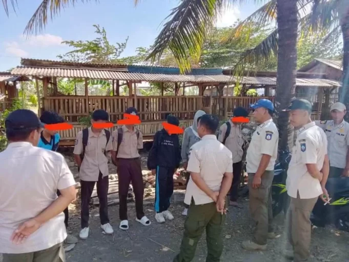 Satpol PP Lombok Tengah Tertibkan Pelajar Membolos di Bendungan Batujai