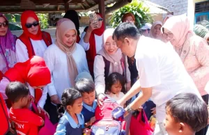 Bupati Pathul Bersama Organisasi Perempuan Salurkan Bantuan untuk Warga Terdampak Kebakaran Sade
