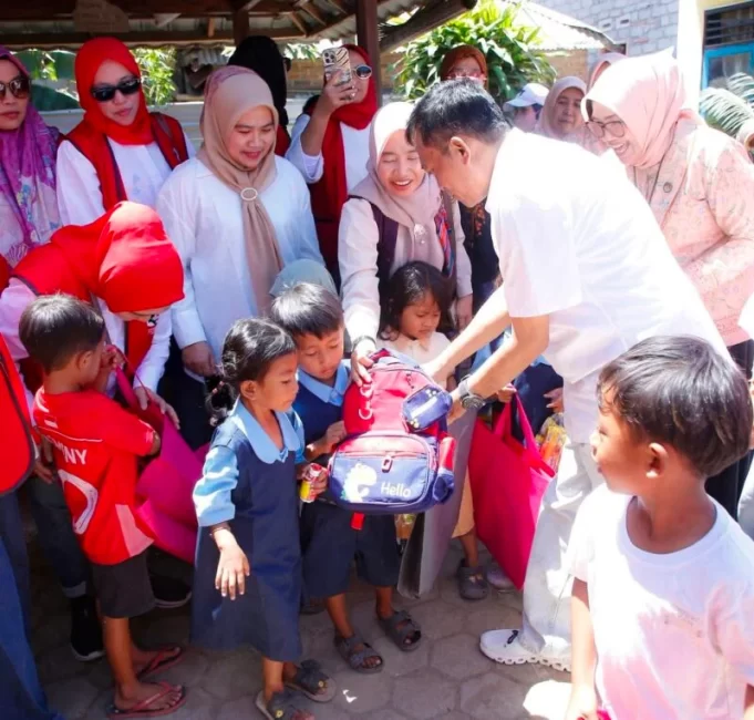 Bupati Pathul Bersama Organisasi Perempuan Salurkan Bantuan untuk Warga Terdampak Kebakaran Sade