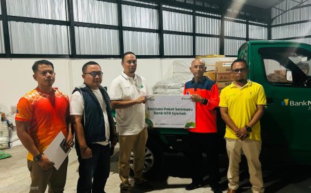 Tanggap Bencana Kebakaran Desa Adat Sade, Bank NTB Syariah Salurkan Bantuan Air Bersih dan Paket Sembako
